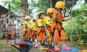 Mengasah Kemandirian Anak Melalui Permainan Outbound di Pacet Trawas